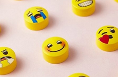 台湾品牌推出Emoji面膜 可以直接把表情包挂脸上